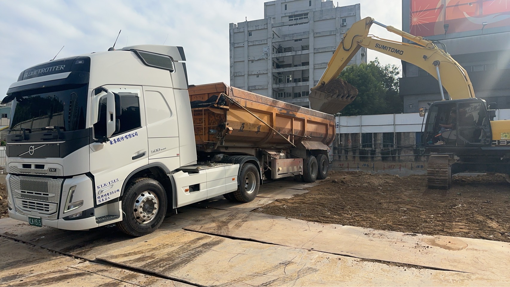 澐光工區進行土方降挖及出土作業，砂石車與怪手緊密配合搬運土石